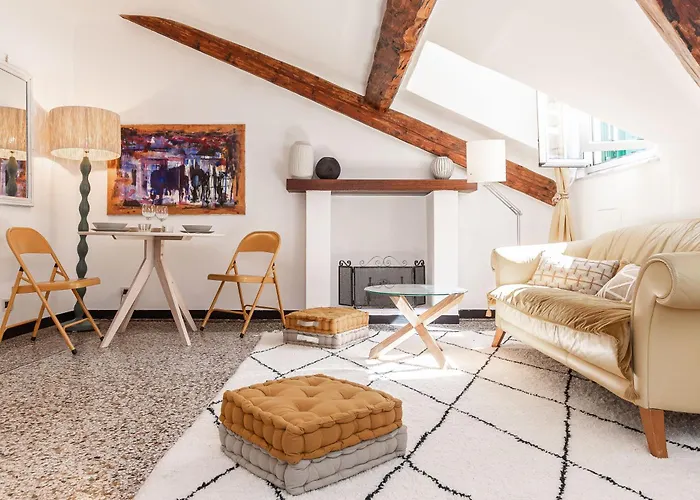 Spianata Di Castelletto, 5-Bed Elegant Attic In The Historic Center Of Genoa