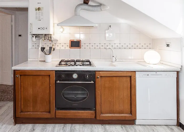 Spianata Di Castelletto, 5-Bed Elegant Attic In The Historic Center Of Genoa